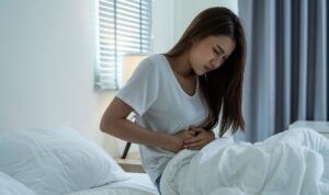 Kebiasaan kurang minum air putih dalam jangka panjang dapat meningkatkan risiko penyakit ginjal