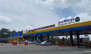 Kondisi arus kendaraan di Gerbang Tol Kalikangkung (Semarang) masih landai dan lancar