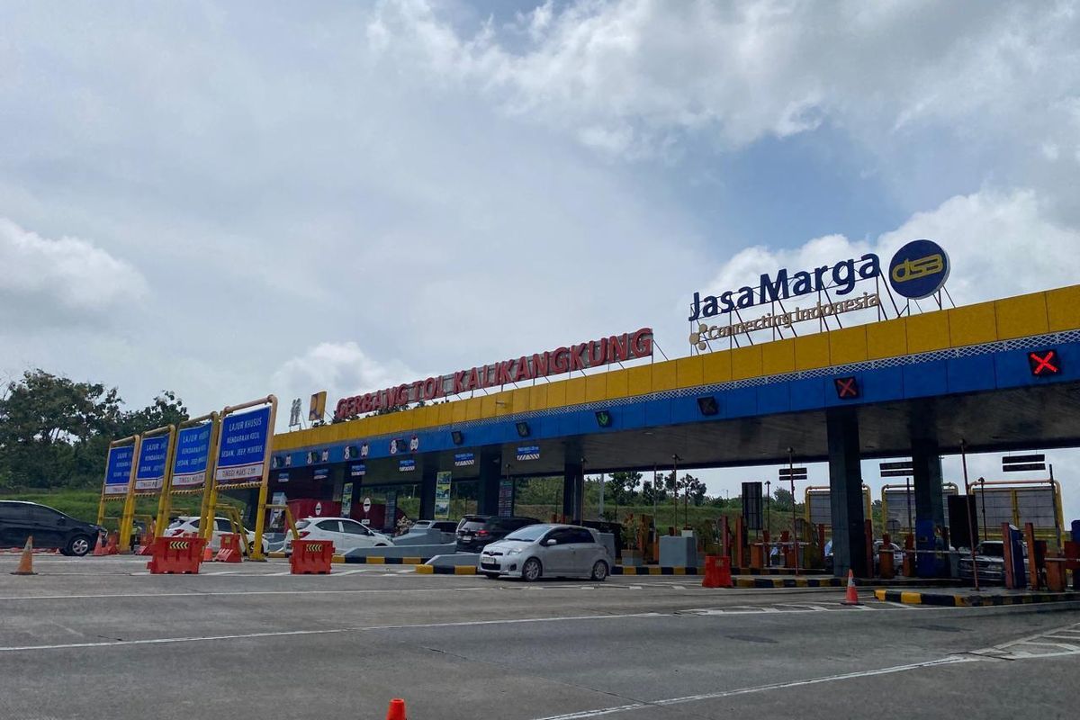 Kondisi arus kendaraan di Gerbang Tol Kalikangkung (Semarang) masih landai dan lancar