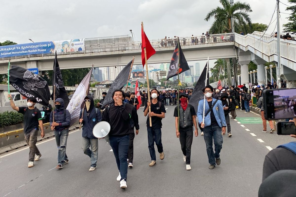 Massa aksi tolak pengesahan Undang-Undang (UU) Tentara Nasional Indonesia (TNI) dan Revisi Undang-Undang (RUU) Polri