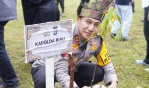 Polda Riau melakukan aksi penanaman pohon yang digagas langsung oleh Kapolda Riau Irjen Herry Heryawan