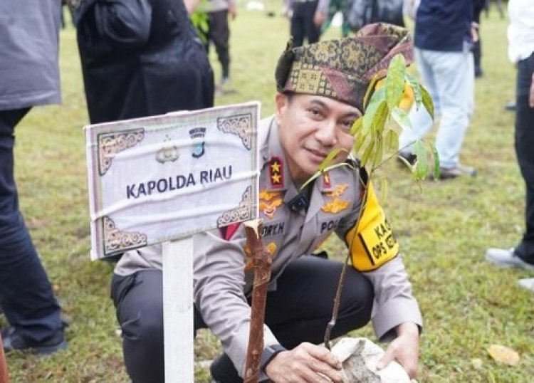Polda Riau melakukan aksi penanaman pohon yang digagas langsung oleh Kapolda Riau Irjen Herry Heryawan