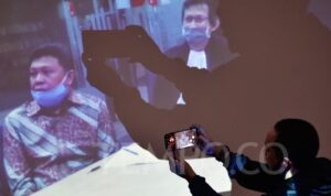 Seorang wartawan mengambil gambar suasana sidang kasus suap distribusi gula di PTPN III