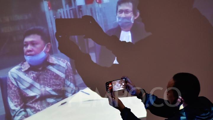 Seorang wartawan mengambil gambar suasana sidang kasus suap distribusi gula di PTPN III