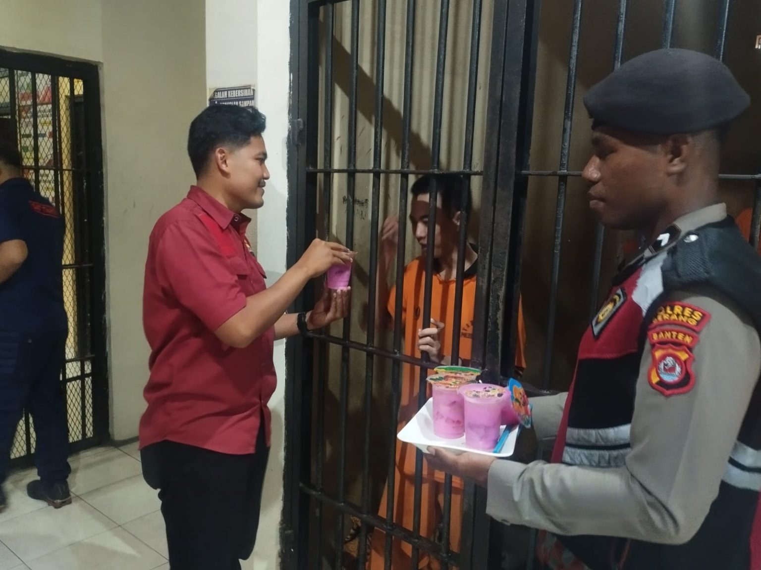 Suasana hangat menyelimuti ruang tahanan Mapolres Serang
