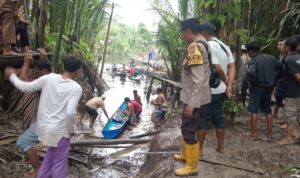 Petugas dan warga mengevakuasi jenazah anak yang diduga diterkam buaya di sungai Kepenghuluan Sungai Kubu, Kecamatan Kubu, Kabupaten Rokan Hilir, Riau
