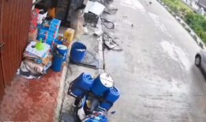 Viral di media sosial rekaman CCTV sebuah mobil menabrak pengendara motor saat sedang membeli bensin di pom mini warung Madura