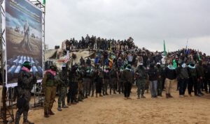 Anggota Hamas Palestina dan masyarakat berkumpul di lokasi serah terima jenazah empat sandera Israel di Khan Younis