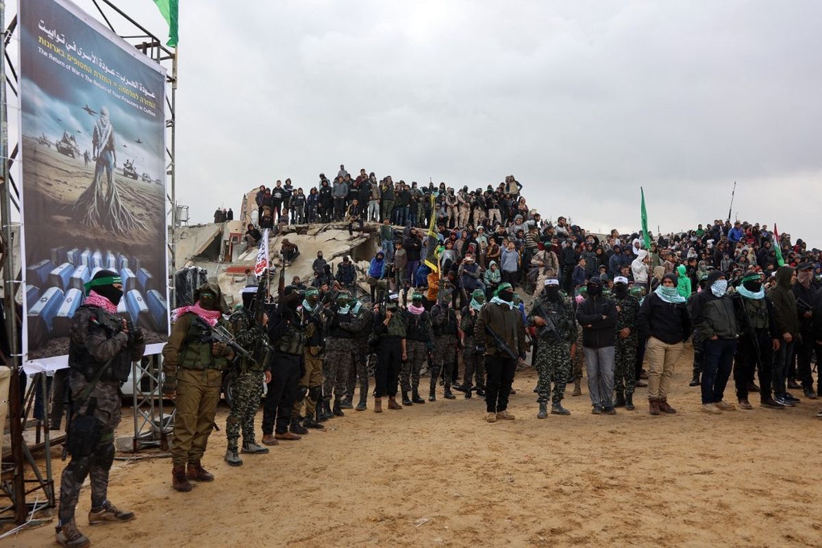 Anggota Hamas Palestina dan masyarakat berkumpul di lokasi serah terima jenazah empat sandera Israel di Khan Younis