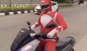 Viral Pria Cosplay jadi Power Rangers Ngebut Sambil Antraksi Berujung Kecelakaan