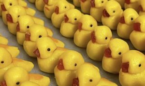 seorang wanita membuat kue nastar berbentuk bebek