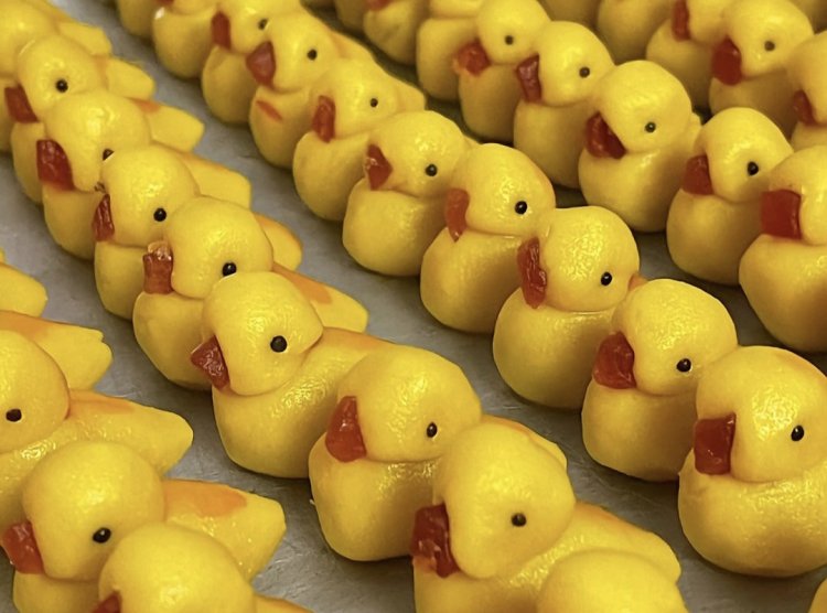 seorang wanita membuat kue nastar berbentuk bebek