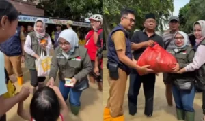 Istri Wali Kota Bekasi, Wiwiek Hargono, Turun Langsung Temui Korban Banjir