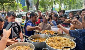Pembeli ramai mengerubungi lapak takjil viral di Jalan Raya Mangga Besar, Jakarta Barat