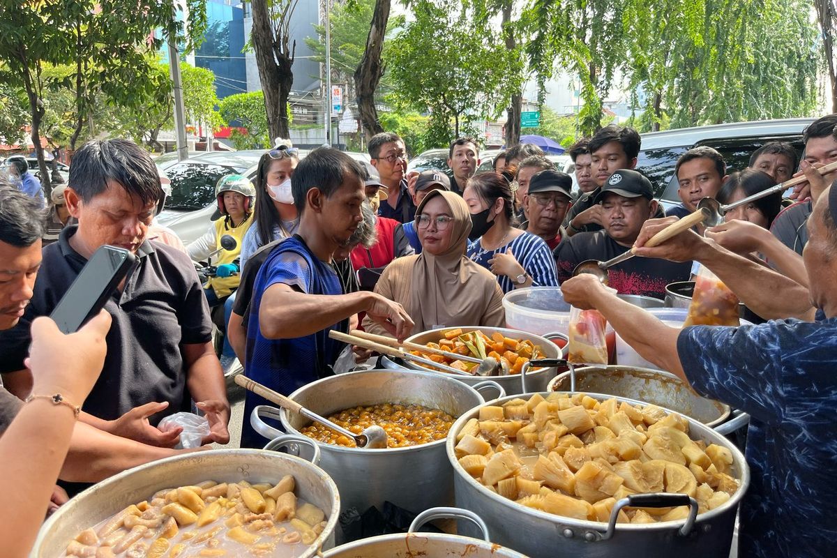 Pembeli ramai mengerubungi lapak takjil viral di Jalan Raya Mangga Besar, Jakarta Barat