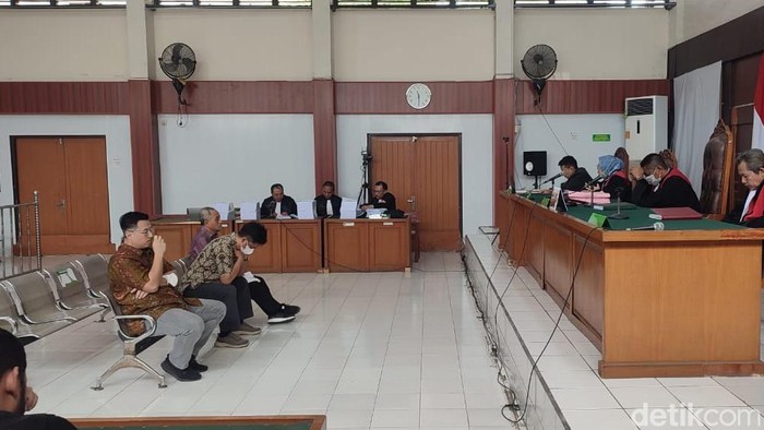 Tiga terdakwa kasus korupsi PLTU di Sumsel menjalani sidang tuntutan
