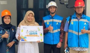 Momen bahagia Ibu Halimah, warga Kota Malang penerima manfaat program LUTD dari PLN.