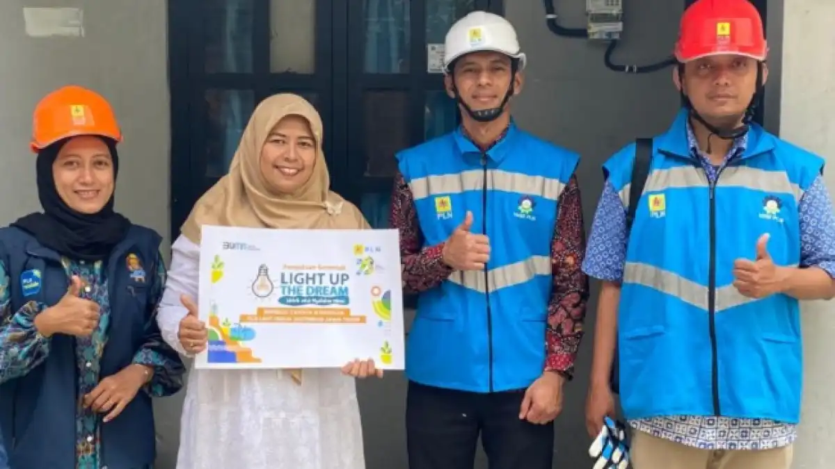 Momen bahagia Ibu Halimah, warga Kota Malang penerima manfaat program LUTD dari PLN.