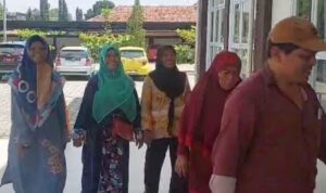 Sejumlah warga asal Desa Balaradin, Kecamatan Lebaksiu, Kabupaten Tegal, Jawa Tengah mengadu ke kantor Dinsos dan Inspektorat Pemkab Tegal mengeluhkan tak lagi mendapat bansos PKH dan BPNT,