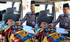 Viral! Ayah Sakit Parah Menikahkan Putrinya dari Ambulans, Wafat 10 Menit Kemudian