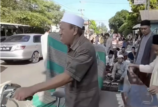 Warga di Sumenep Gelar Sajadah Sejak Sore Demi Ikut Sholat Tarawih