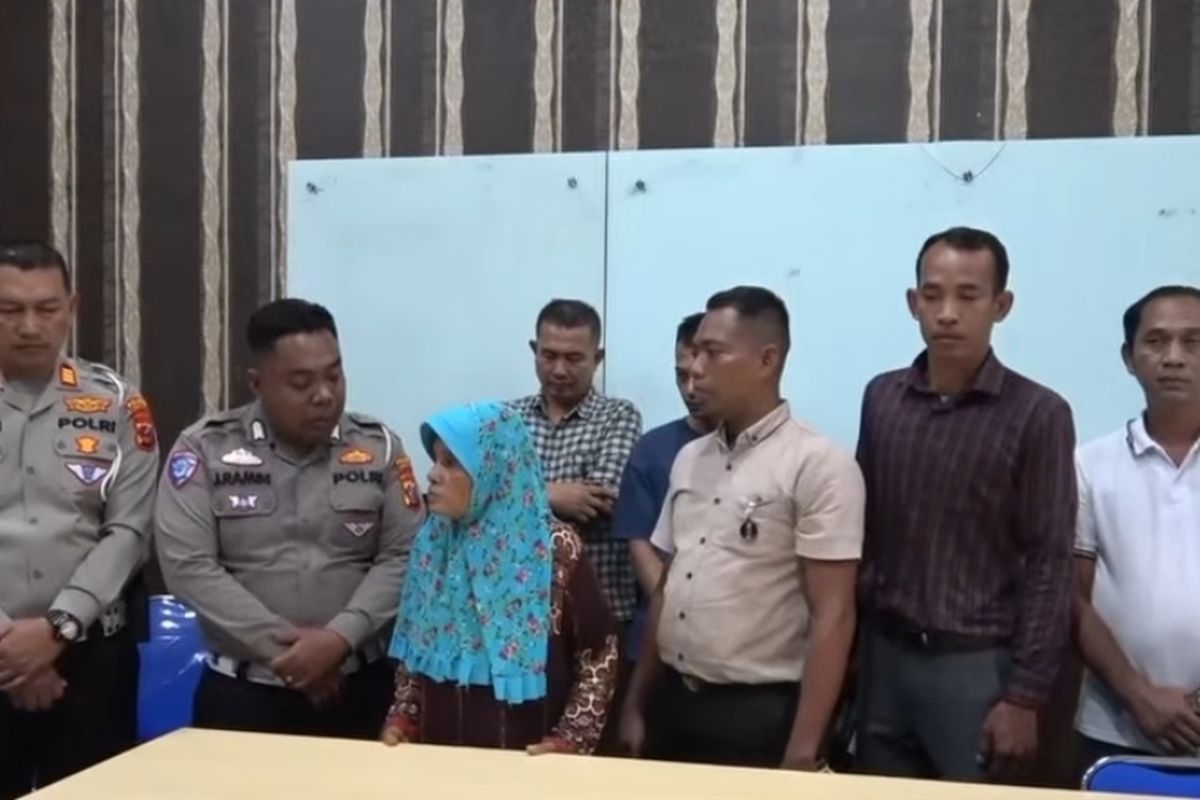 Proses perdamaian antara Bripka K (2 dari kiri) dengan keluarga Evi, ODGJ yang kepalannya ditendang Brigadir J