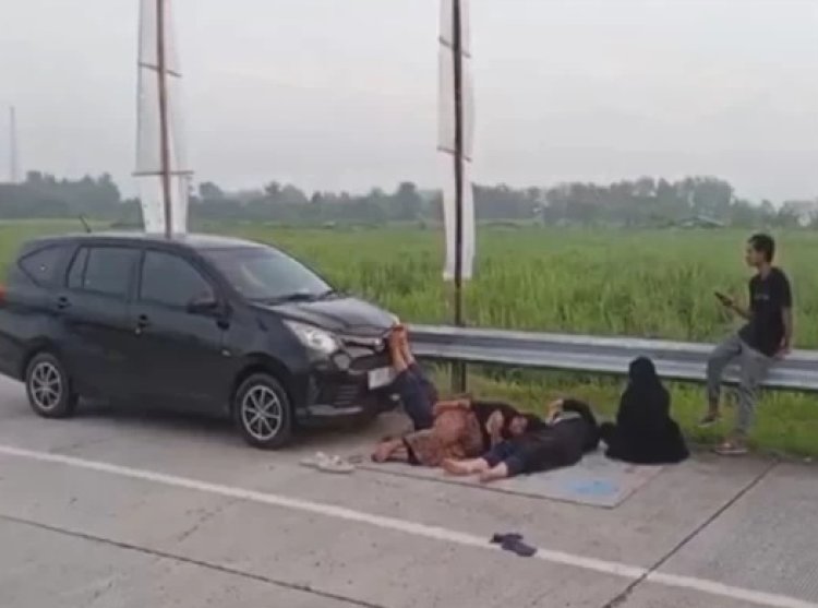 Sejumlah pemudik yang kelelahan tidur dengan menggelar tikar di bahu jalan menuju rest area