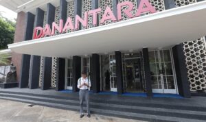 Pengunjung beraktivitas di kantor Badan Pengelola Investasi Daya Anagata Nusantara