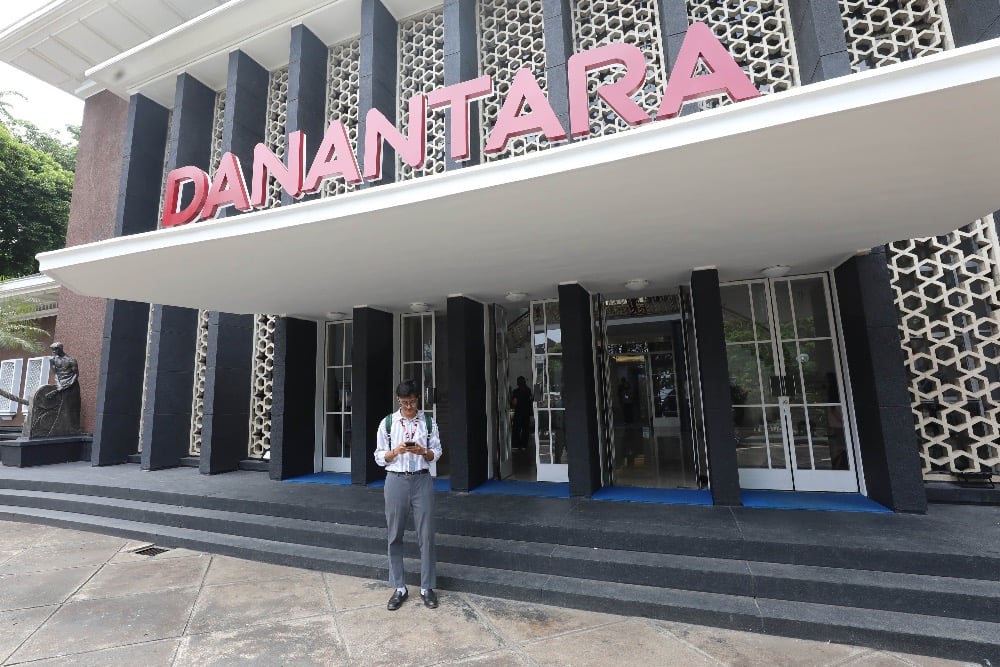 Pengunjung beraktivitas di kantor Badan Pengelola Investasi Daya Anagata Nusantara