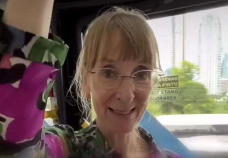 Viral Momen Dubes Jerman War Takjil di Benhil Naik Trans Jakarta