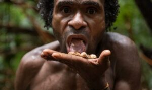 7 Suku Kanibal di Dunia yang Masih Ada Hingga Sekarang