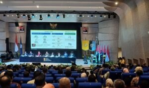 Momen Menteri Energi dan Sumber Daya Mineral (ESDM) sekaligus Ketua Umum (Ketum) Partai Golkar Bahlil Lahadalia menjalani sidang promosi doktor