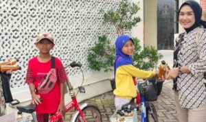 Sosok Yarindu dan Dema, kakak adik yang jualan jamu keliling setelah pulang sekolah