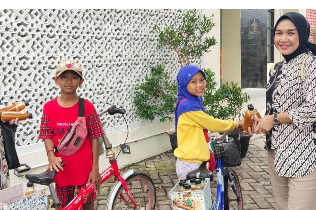 Sosok Yarindu dan Dema, kakak adik yang jualan jamu keliling setelah pulang sekolah