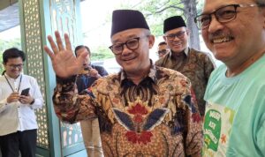 Menteri Pendidikan Dasar dan Menengah saat menghadiri acara Mudik Asyik Baca Buku 2025 di Stasiun Pasar Senen