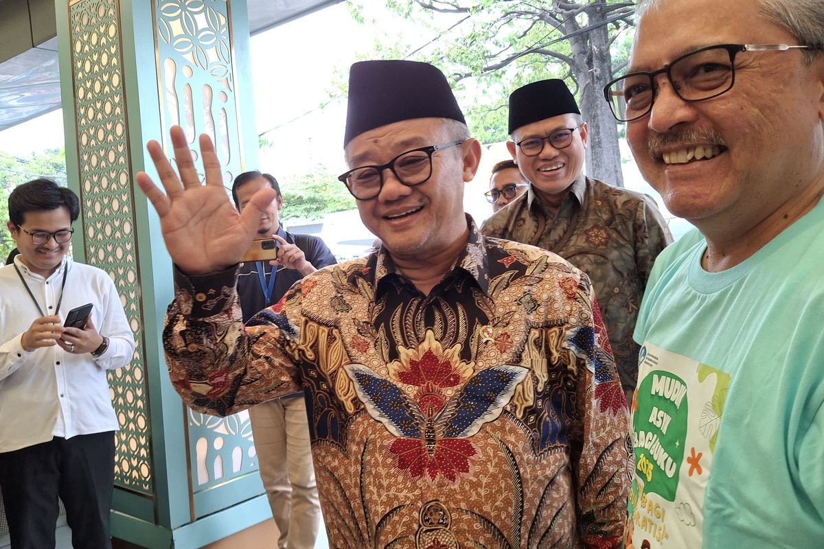 Menteri Pendidikan Dasar dan Menengah saat menghadiri acara Mudik Asyik Baca Buku 2025 di Stasiun Pasar Senen