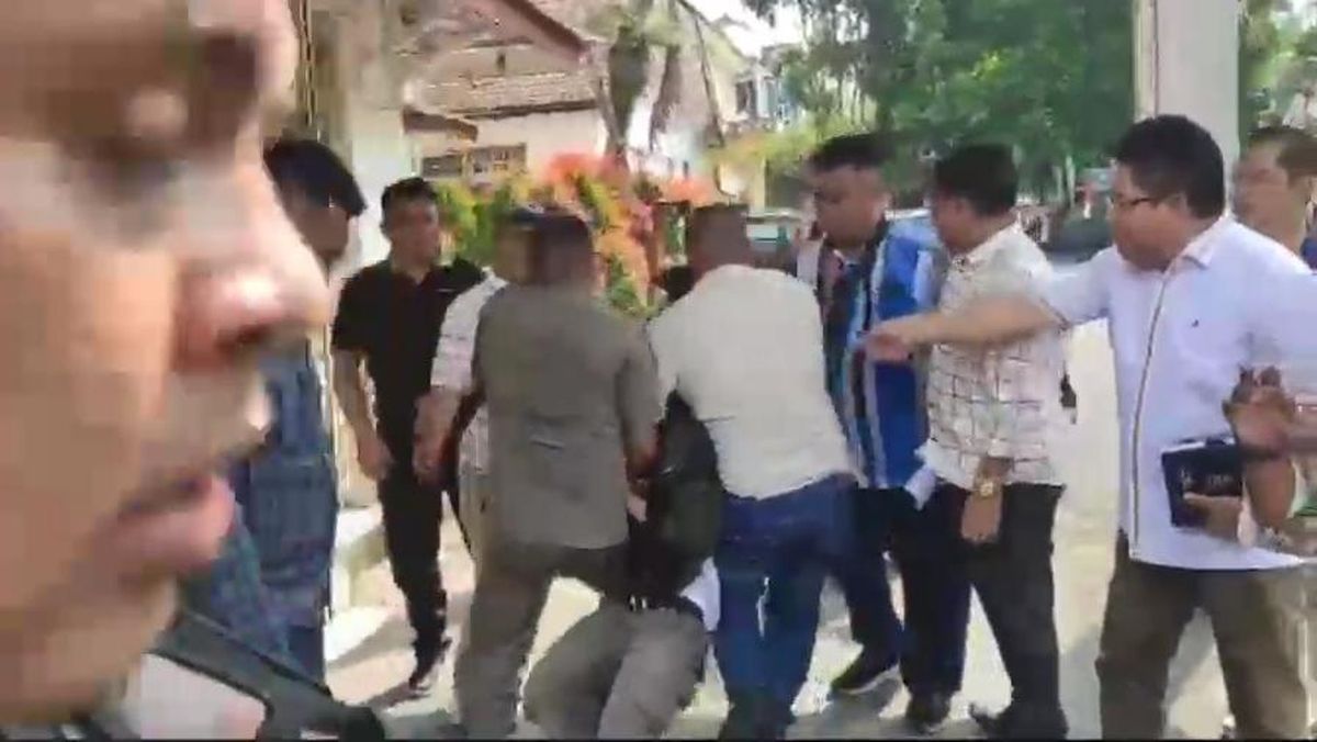 Anggota DPRD Pematangsiantar Diduga Pukul Mahasiswa Saat Demo UU TNI