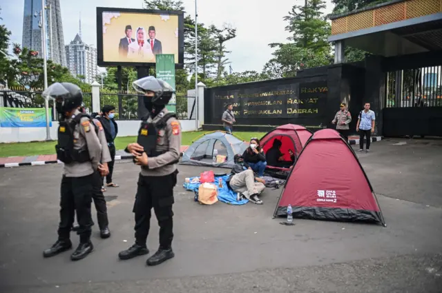 DPR RI Sahkan Revisi UU TNI, Massa Aksi Gelar Protes di Depan Gedung Parlemen