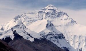 Fakta Menarik Gunung Jayawijaya, Puncak Tertinggi Indonesia dengan Salju Abadi yang Menakjubkan