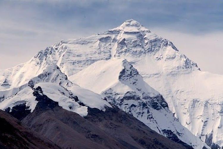 Fakta Menarik Gunung Jayawijaya, Puncak Tertinggi Indonesia dengan Salju Abadi yang Menakjubkan