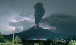 Gunung Lewotobi Laki-laki Meletus, Status Naik ke Awas