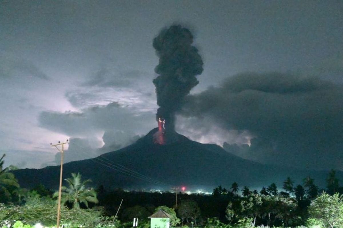 Gunung Lewotobi Laki-laki Meletus, Status Naik ke Awas