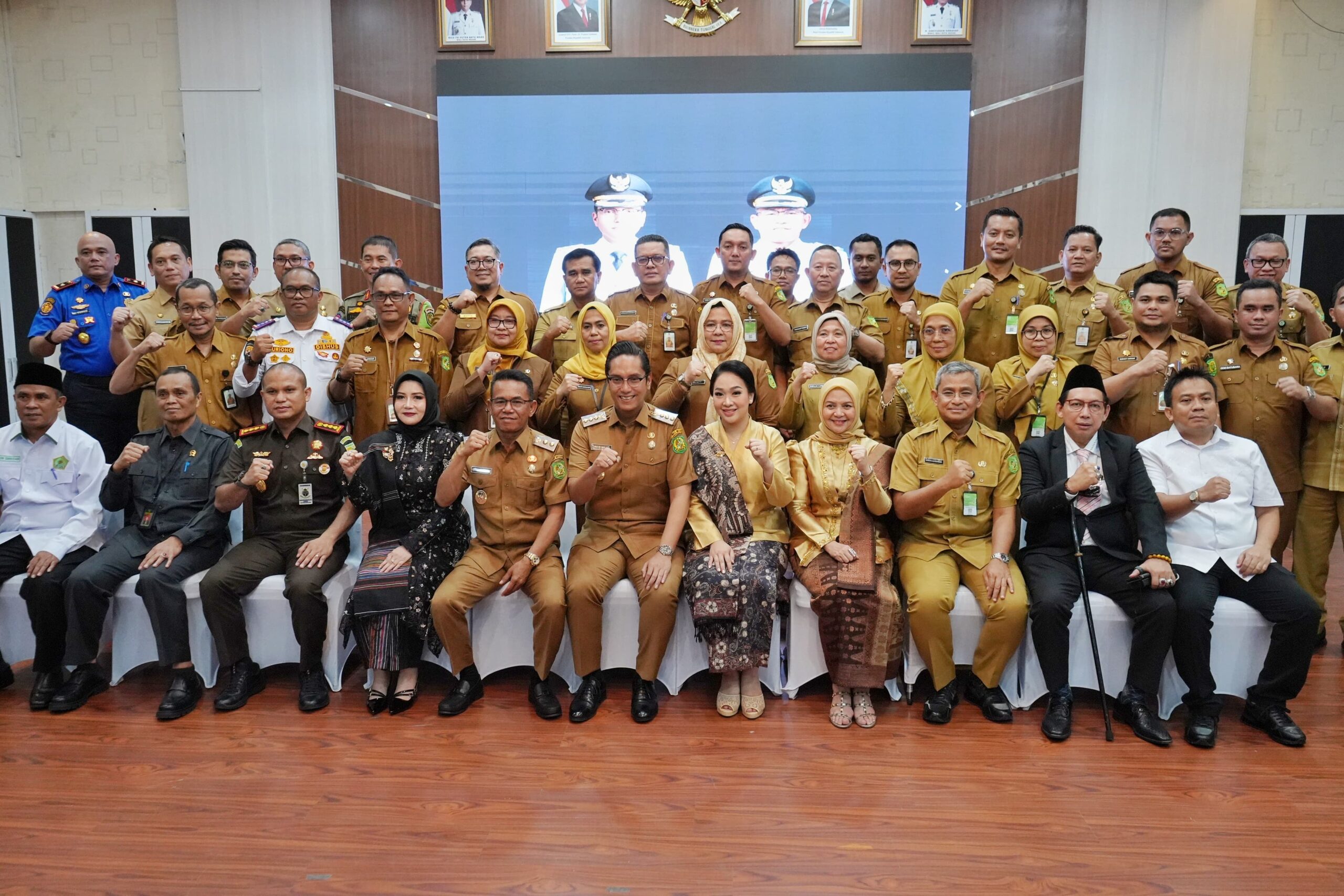 Wali Kota Medan Rico Tri Putra Bayu Wass foto bersama saat acara silaturahmi dengan unsur Forkopimda di Balai Kota Medan, Selasa (4/3/2025). BP/erwan