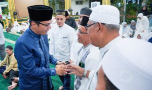 Wali Kota Medan Rico Tri Putra Bayu Wass bersalaman dengan jemaah saat sholat tarawih malam kelima Ramadhan 1446 H di Rumah Dinas Wali Kota, Jalan Sudirman Medan, Selasa (4/3/2025) Malam. BP/erwan