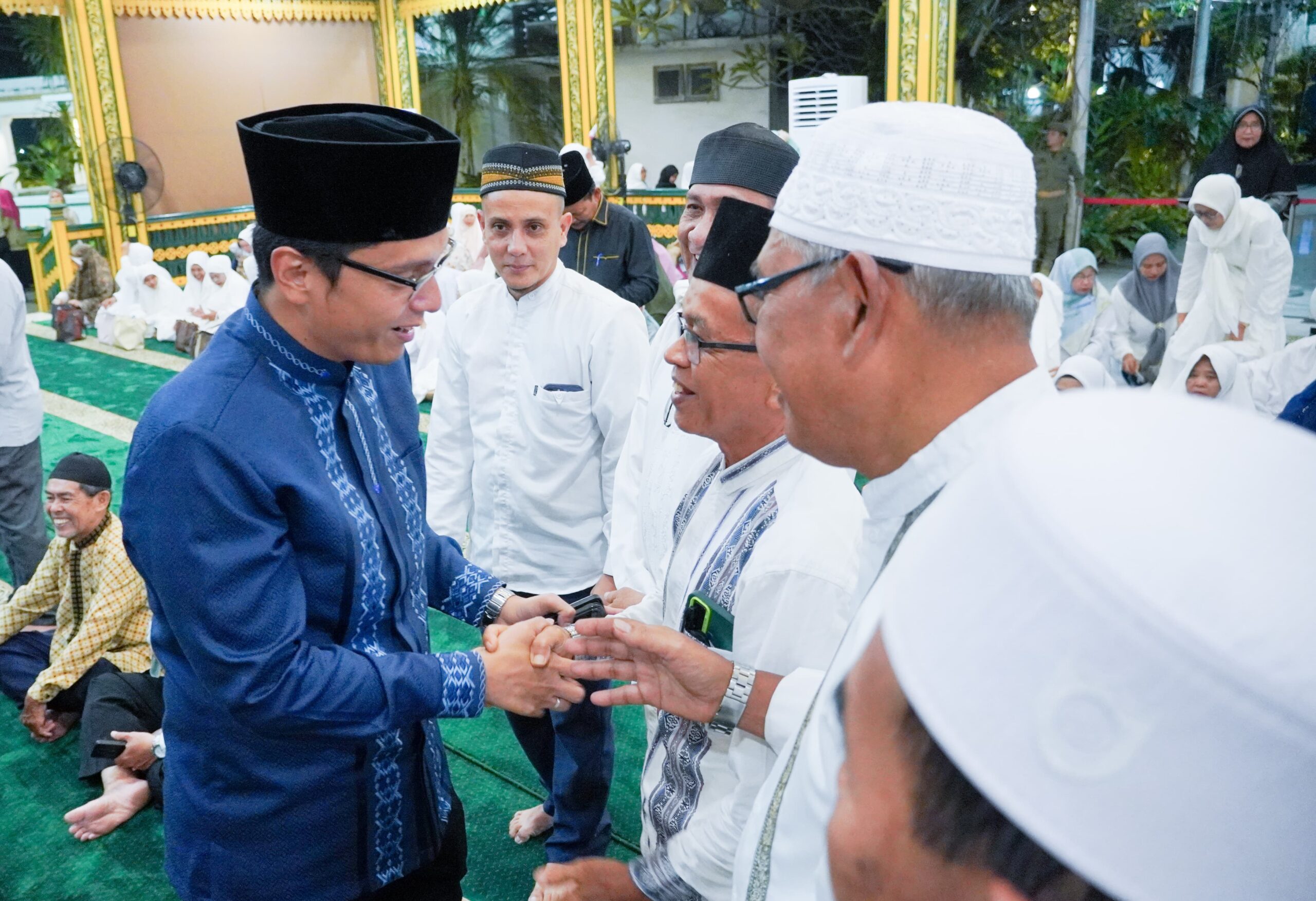 Wali Kota Medan Rico Tri Putra Bayu Wass bersalaman dengan jemaah saat sholat tarawih malam kelima Ramadhan 1446 H di Rumah Dinas Wali Kota, Jalan Sudirman Medan, Selasa (4/3/2025) Malam. BP/erwan