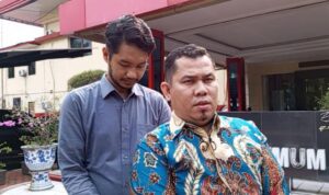 Penasihat hukum Asin bernama DR (C) Andri Agam SH. MH, CPM., CPArb didampingi rekannya ketika ditemui di Mapolda Sumut.(harianbatakpos.com)