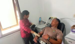 Personel Polres Pakpak Bharat melakukan donor darah.(Istimewa).