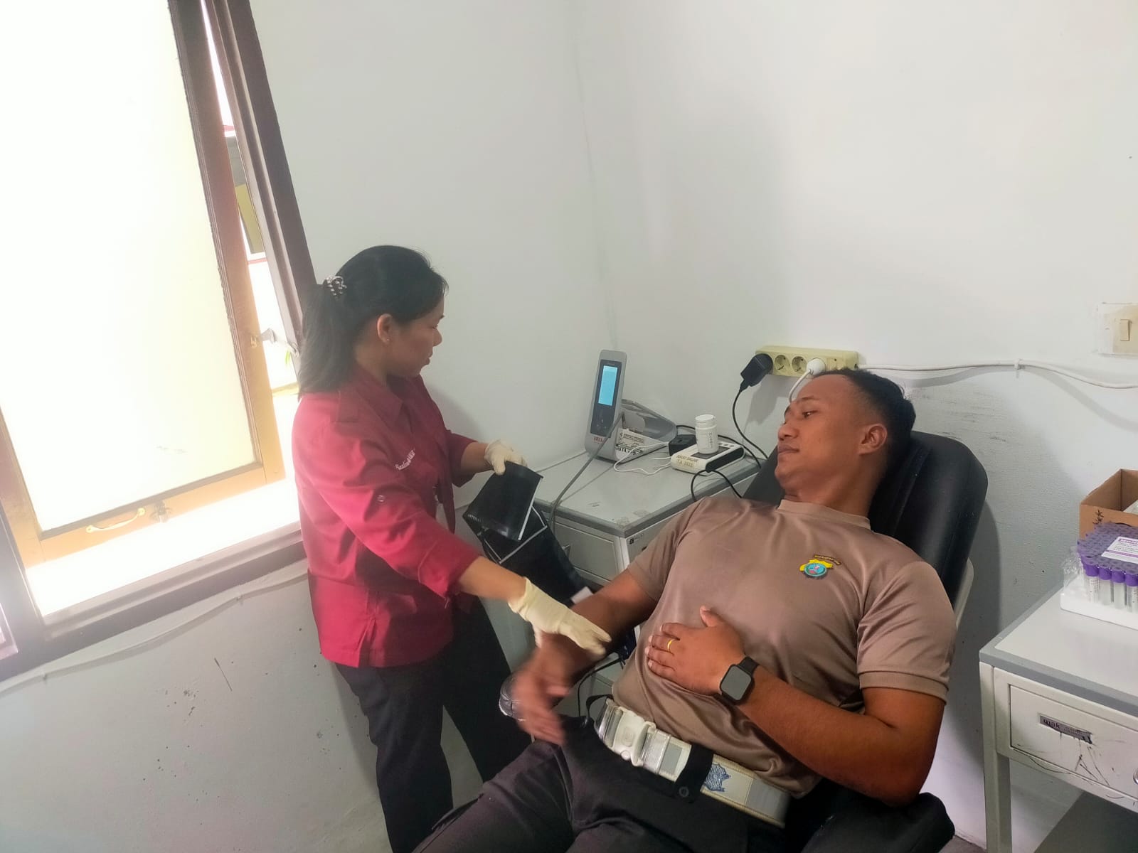 Personel Polres Pakpak Bharat melakukan donor darah.(Istimewa).
