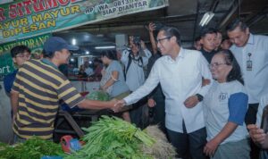Wali Kota Medan Rico Tri Putra Bayu Wass berdialog dengan pedagang saat memantau harga sembako di Pasar Petisah Medan. BP/erwan