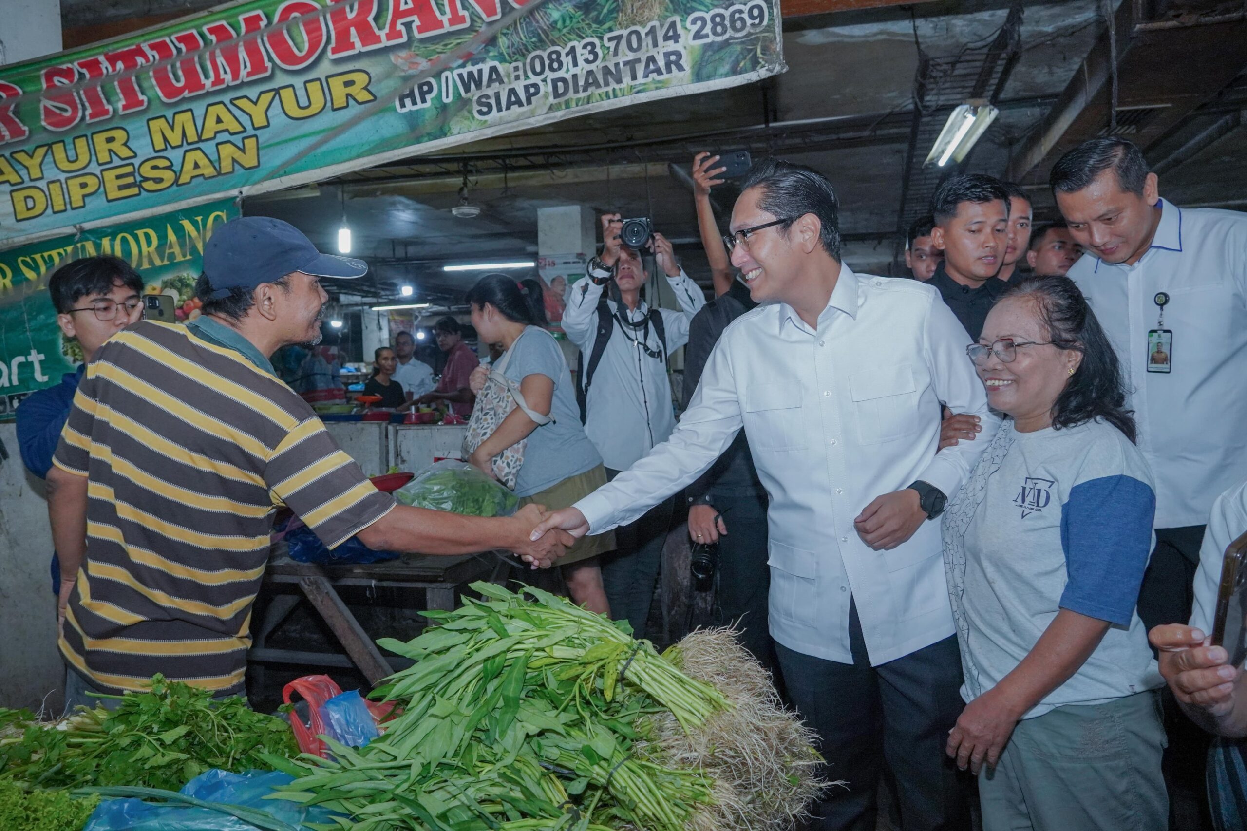 Wali Kota Medan Rico Tri Putra Bayu Wass berdialog dengan pedagang saat memantau harga sembako di Pasar Petisah Medan. BP/erwan